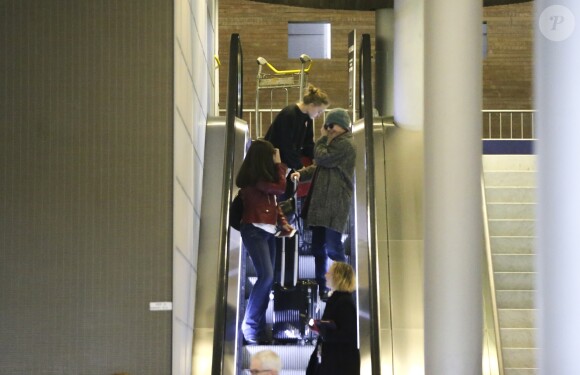 Vanessa Paradis et sa fille Lily-Rose Depp, avec Monica Bellucci, arrivées de Los Angeles, le 11 janvier, à l'aéroport de Roissy.