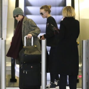 Vanessa Paradis, sa fille Lily-Rose Depp, et Monica Bellucci, arrivées de Los Angeles, le 11 janvier, à l'aéroport de Roissy.