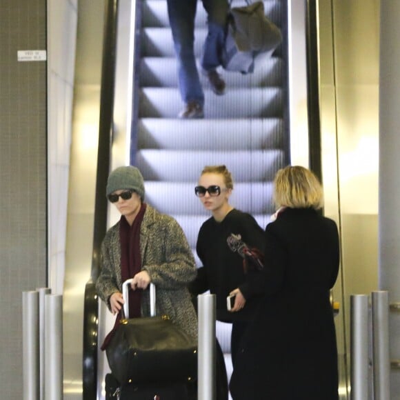 Vanessa Paradis, sa fille Lily-Rose Depp, et Monica Bellucci, arrivées de Los Angeles, le 11 janvier, à l'aéroport de Roissy.