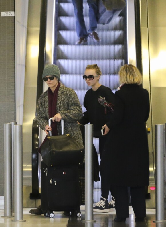 Vanessa Paradis, sa fille Lily-Rose Depp, arrivées de Los Angeles, le 11 janvier, à l'aéroport de Roissy.