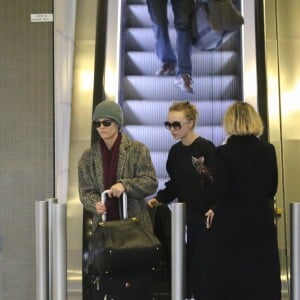 Vanessa Paradis, sa fille Lily-Rose Depp, et Monica Bellucci, arrivées de Los Angeles, le 11 janvier, à l'aéroport de Roissy.