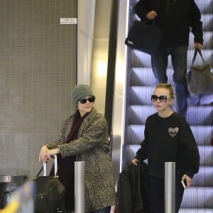 Vanessa Paradis, sa fille Lily-Rose Depp, et Monica Bellucci, arrivées de Los Angeles, le 11 janvier, à l'aéroport de Roissy.