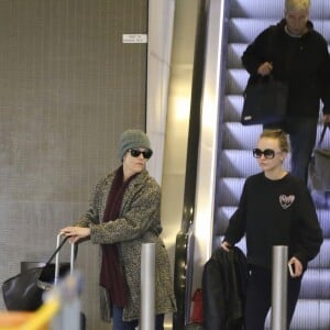 Vanessa Paradis, sa fille Lily-Rose Depp, et Monica Bellucci, arrivées de Los Angeles, le 11 janvier, à l'aéroport de Roissy.