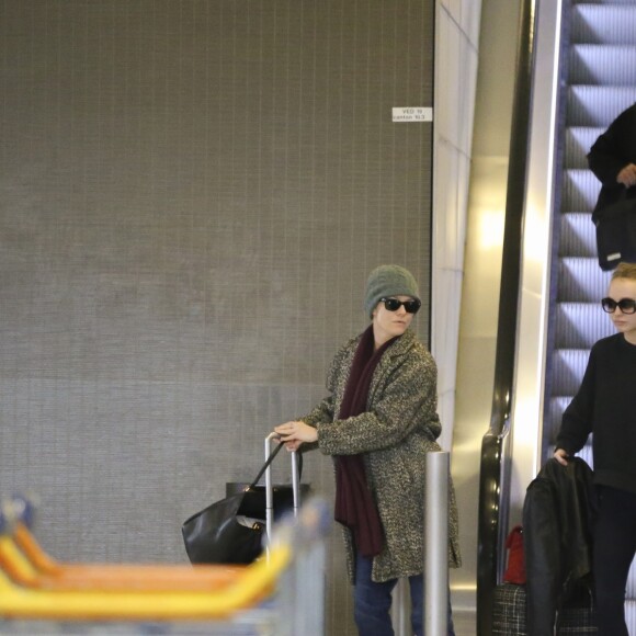 Vanessa Paradis, sa fille Lily-Rose Depp, et Monica Bellucci, arrivées de Los Angeles, le 11 janvier, à l'aéroport de Roissy.