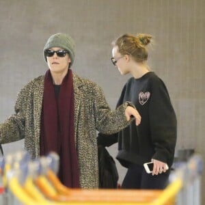 Vanessa Paradis, Lily-Rose Depp, et Monica Bellucci, arrivées de Los Angeles, le 11 janvier, à l'aéroport de Roissy.