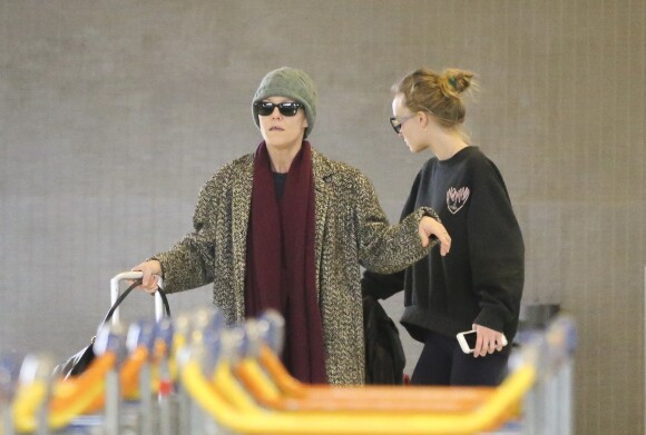 Vanessa Paradis, Lily-Rose Depp, et Monica Bellucci, arrivées de Los Angeles, le 11 janvier, à l'aéroport de Roissy.