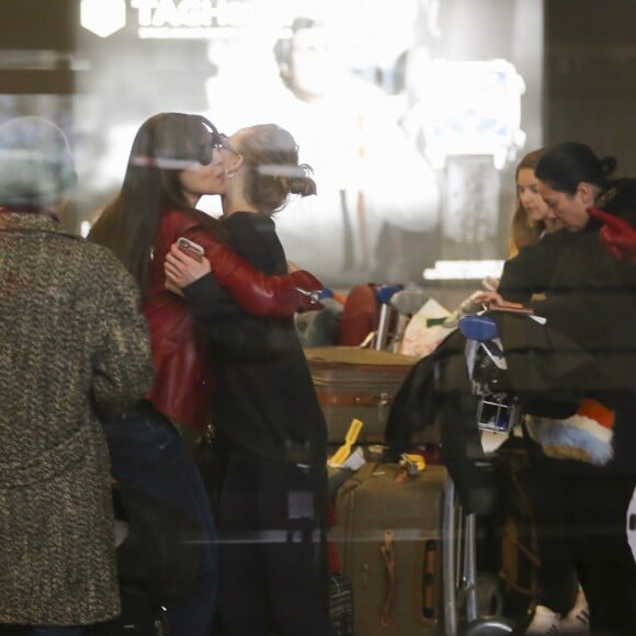 Vanessa Paradis, sa fille Lily-Rose Depp, et Monica Bellucci, arrivées de Los Angeles, le 11 janvier, à l'aéroport de Roissy.