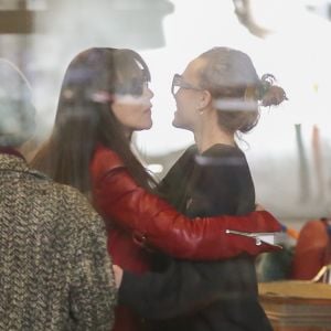 Vanessa Paradis, sa fille Lily-Rose Depp, et Monica Bellucci, arrivées de Los Angeles, le 11 janvier, à l'aéroport de Roissy.