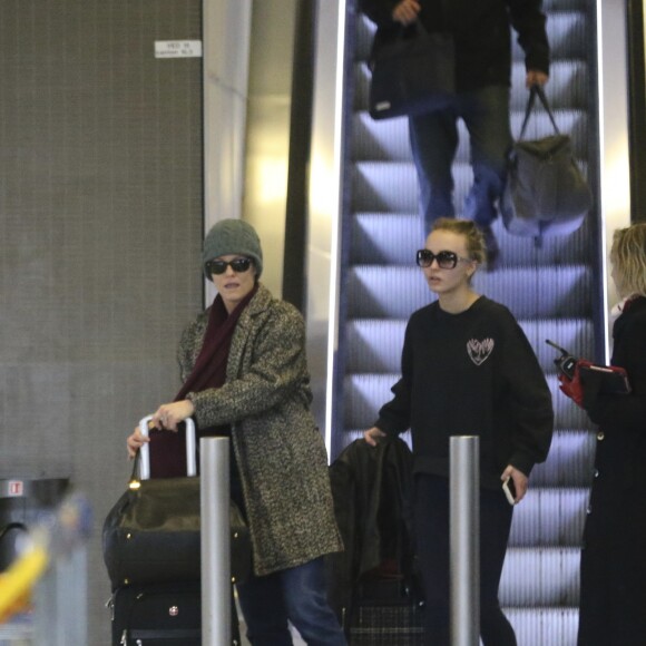 Vanessa Paradis, sa fille Lily-Rose Depp, et Monica Bellucci, arrivées de Los Angeles, le 11 janvier, à l'aéroport de Roissy.