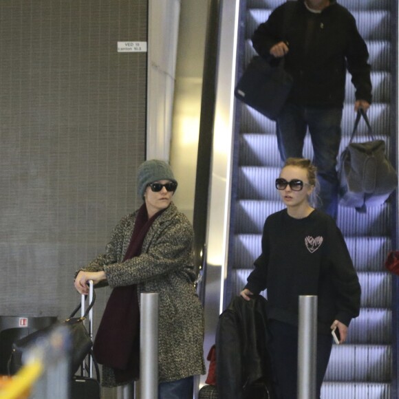 Vanessa Paradis, sa fille Lily-Rose Depp, et Monica Bellucci, arrivées de Los Angeles, le 11 janvier, à l'aéroport de Roissy.