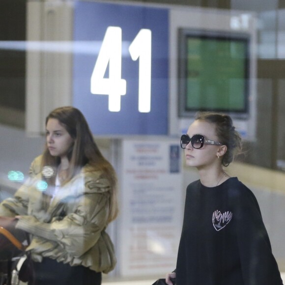 Vanessa Paradis, sa fille Lily-Rose Depp, et Monica Bellucci, arrivées de Los Angeles, le 11 janvier, à l'aéroport de Roissy.