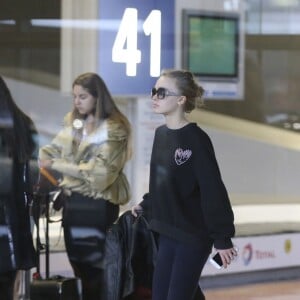 Vanessa Paradis, sa fille Lily-Rose Depp, et Monica Bellucci, arrivées de Los Angeles, le 11 janvier, à l'aéroport de Roissy.