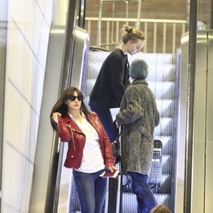 Vanessa Paradis, sa fille Lily-Rose Depp, et Monica Bellucci, arrivées de Los Angeles, le 11 janvier, à l'aéroport de Roissy.