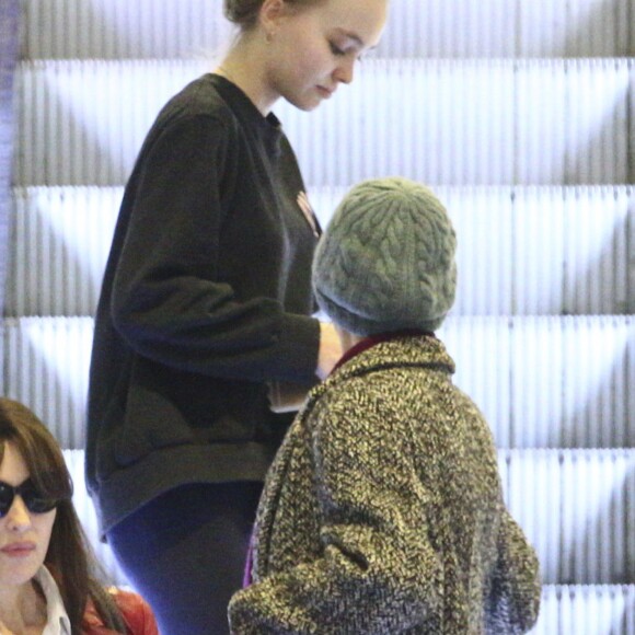 Vanessa Paradis, sa fille Lily-Rose Depp, et Monica Bellucci, arrivées de Los Angeles, le 11 janvier, à l'aéroport de Roissy.