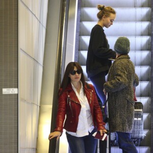 Vanessa Paradis, sa fille Lily-Rose Depp, et Monica Bellucci, arrivées de Los Angeles, le 11 janvier, à l'aéroport de Roissy.