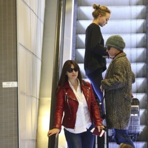 Vanessa Paradis, sa fille Lily-Rose Depp, et Monica Bellucci, arrivées de Los Angeles, le 11 janvier, à l'aéroport de Roissy.