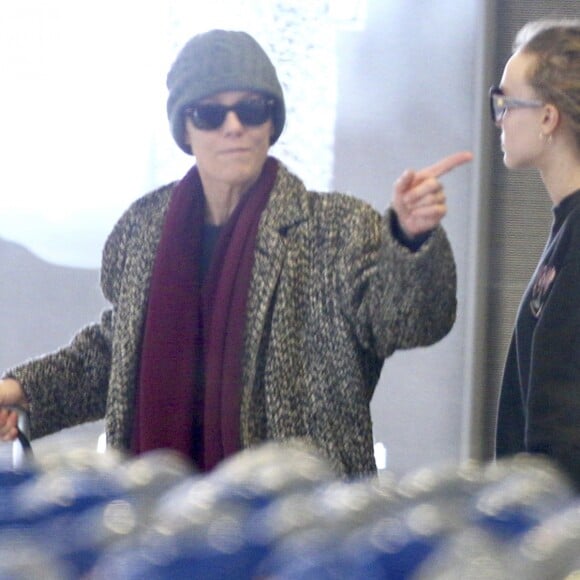 Vanessa Paradis, sa fille Lily-Rose Depp, et Monica Bellucci, arrivées de Los Angeles, le 11 janvier, à l'aéroport de Roissy.