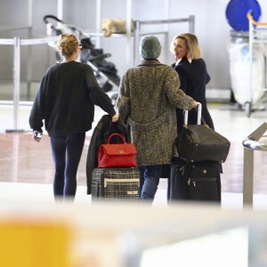 Vanessa Paradis, sa fille Lily-Rose Depp, et Monica Bellucci, arrivées de Los Angeles, le 11 janvier, à l'aéroport de Roissy.