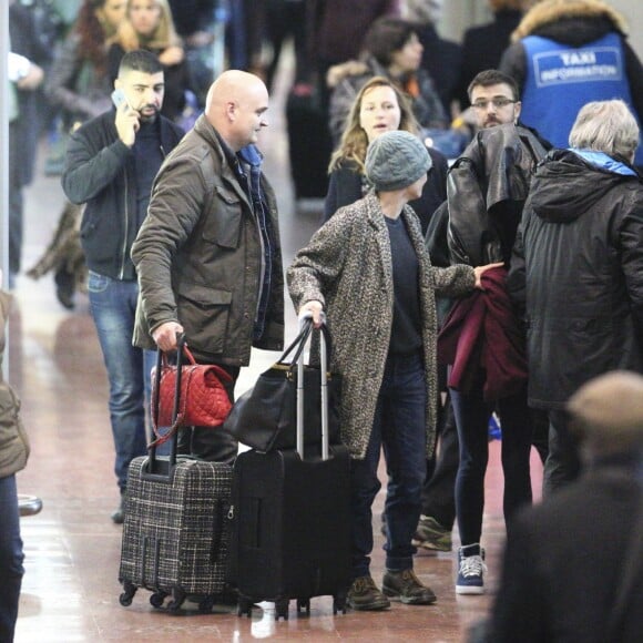 Vanessa Paradis, sa fille Lily-Rose Depp, et Monica Bellucci, arrivées de Los Angeles, le 11 janvier, à l'aéroport de Roissy.