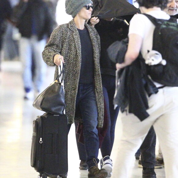 Vanessa Paradis, sa fille Lily-Rose Depp, et Monica Bellucci, arrivées de Los Angeles, le 11 janvier, à l'aéroport de Roissy.