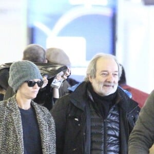 Vanessa Paradis, sa fille Lily-Rose Depp, et Monica Bellucci, arrivées de Los Angeles, le 11 janvier, à l'aéroport de Roissy.