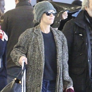 Vanessa Paradis, sa fille Lily-Rose Depp, et Monica Bellucci, arrivées de Los Angeles, le 11 janvier, à l'aéroport de Roissy.