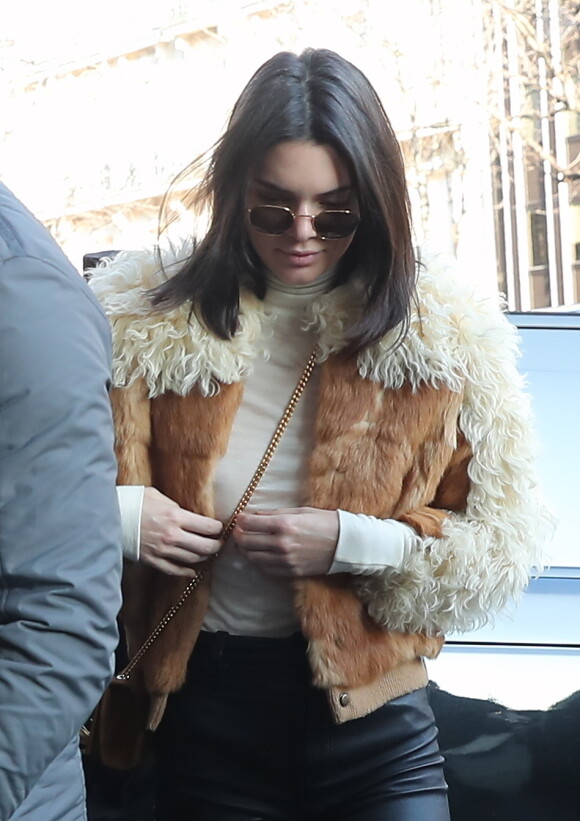Kendall Jenner arrive à l'hôtel George V pour se rendre au défilé Givenhy à Paris le 20 janvier 2017.