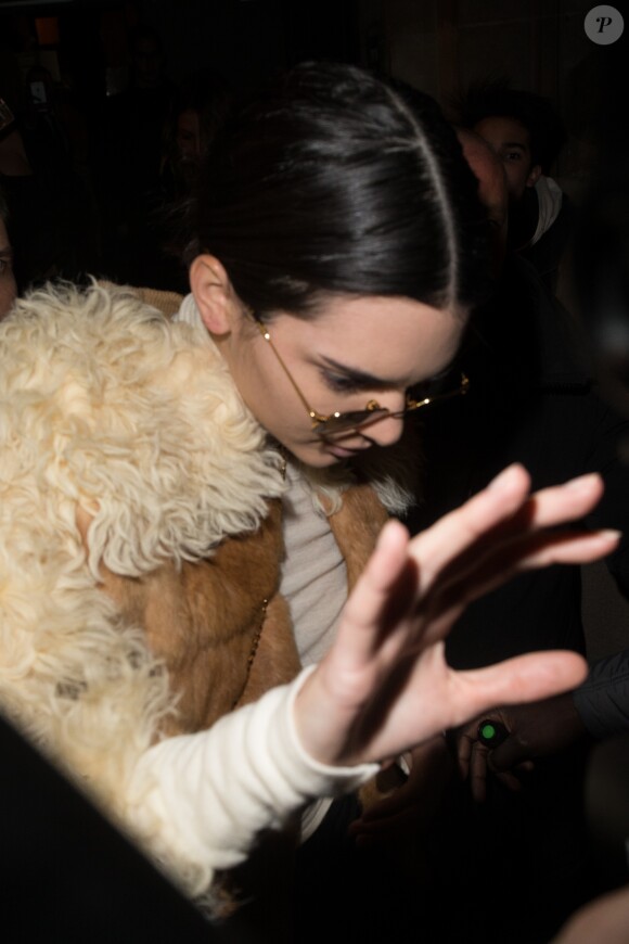 Kendall Jenner sortant du défilé de mode "Givenchy", collection Hommes Automne-Hiver 2017/2018 sur le site Richelieu de la Bibliothèque nationale de France à Paris. Le 20 janvier 2017.
