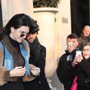 Kendall Jenner sort de l'hôtel George V à Paris pour aller faire du shopping chez Chanel, le 21 janvier 2017.