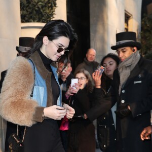 Kendall Jenner sort de l'hôtel George V à Paris pour aller faire du shopping chez Chanel, le 21 janvier 2017.