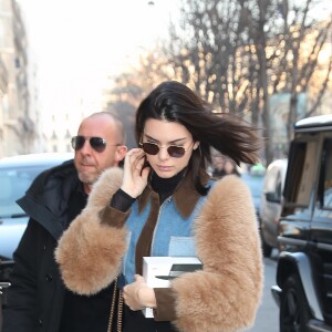 Kendall Jenner sort de l'hôtel George V à Paris pour aller faire du shopping chez Chanel, le 21 janvier 2017.