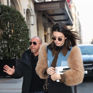 Kendall Jenner sort de l'hôtel George V à Paris pour aller faire du shopping chez Chanel, le 21 janvier 2017.