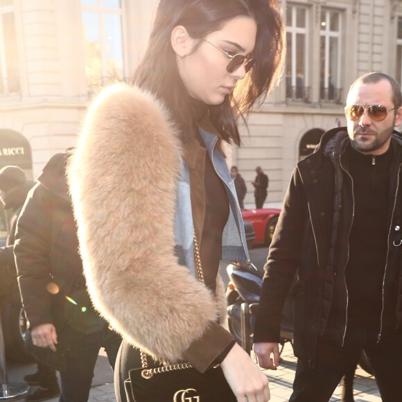 Kendall Jenner sort de l'hôtel George V à Paris pour aller faire du shopping chez Chanel, le 21 janvier 2017.