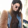 Kendall Jenner sort de l'hôtel George V à Paris pour aller faire du shopping chez Chanel, le 21 janvier 2017.