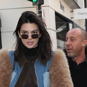 Kendall Jenner sort de l'hôtel George V à Paris pour aller faire du shopping chez Chanel, le 21 janvier 2017.