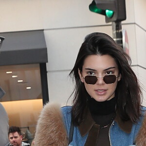 Kendall Jenner sort de l'hôtel George V à Paris pour aller faire du shopping chez Chanel, le 21 janvier 2017. E