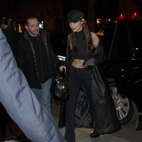 Bella Hadid arrive à l'hôtel Four Seasons George V à Paris, le 20 janvier 2017, après le défilé de mode "Givenchy", collection Hommes Automne-Hiver 2017/2018.