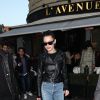 Bella Hadid à la sortie du restaurant L'Avenue à Paris, le 21 janvier 2017.