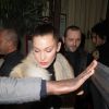 Bella Hadid arrive au restaurant Ferdi lors de la fashion week à Paris, le 21 janvier 2017.