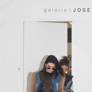 Kendall Jenner et Bella Hadid arrivent à la galerie Joseph pour un shooting "Off White" lors de la fashion week à Paris, le 21 janvier 2017.