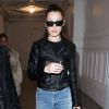 Bella Hadid arrive à la galerie Joseph pour un shooting "Off White" lors de la fashion week à Paris, le 21 janvier 2017.