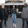 Bella Hadid à la sortie du restaurant L'Avenue lors de la fashion week à Paris, le 21 janvier 2017.