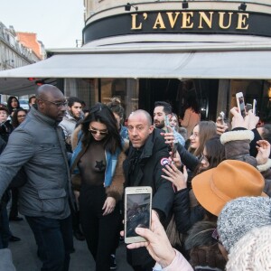 Kendall Jenner à la sortie du restaurant L'Avenue lors de la fashion week à Paris, le 21 janvier 2017.