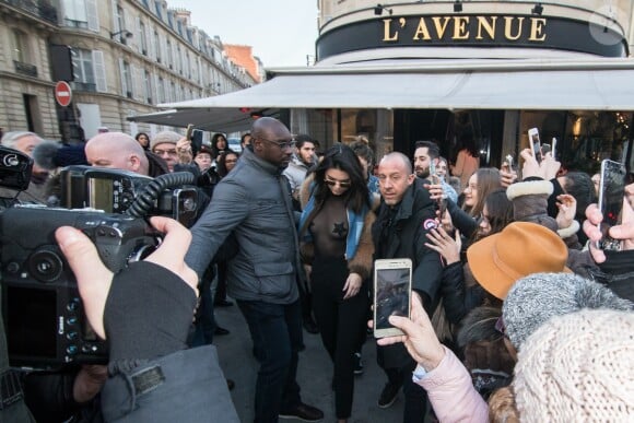 Kendall Jenner à la sortie du restaurant L'Avenue lors de la fashion week à Paris, le 21 janvier 2017.