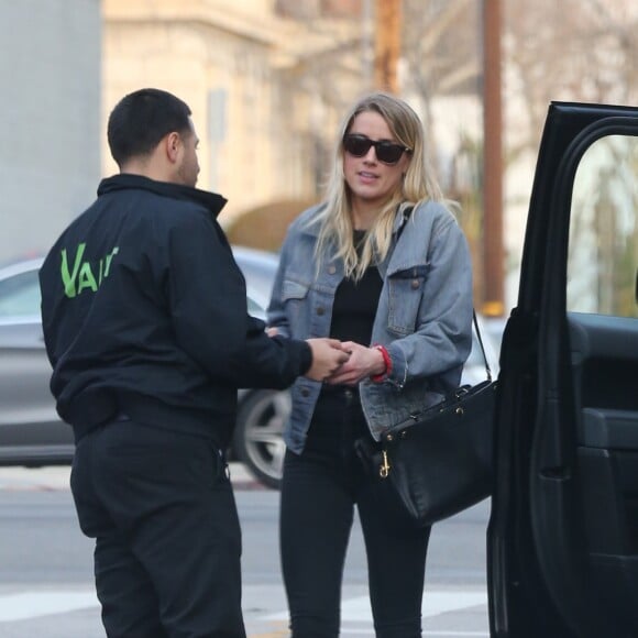 Exclusif - Amber Heard est allée diner et se balade avec des amis à Los Angeles. Amber vient juste de finaliser son divorce avec l'acteur Johnny Depp. Très souriante, elle plaisante et s’amuse avec ses amies. Le 14 janvier 2017