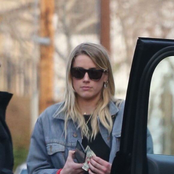 Exclusif - Amber Heard est allée diner et se balade avec des amis à Los Angeles. Amber vient juste de finaliser son divorce avec l'acteur Johnny Depp. Très souriante, elle plaisante et s’amuse avec ses amies. Le 14 janvier 2017