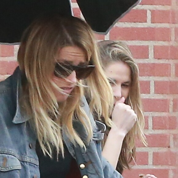 Exclusif - Amber Heard est allée diner et se balade avec des amis à Los Angeles. Amber vient juste de finaliser son divorce avec l'acteur Johnny Depp. Très souriante, elle plaisante et s’amuse avec ses amies. Le 14 janvier 2017