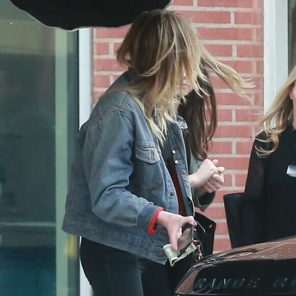 Exclusif - Amber Heard est allée diner et se balade avec des amis à Los Angeles. Amber vient juste de finaliser son divorce avec l'acteur Johnny Depp. Très souriante, elle plaisante et s’amuse avec ses amies. Le 14 janvier 2017