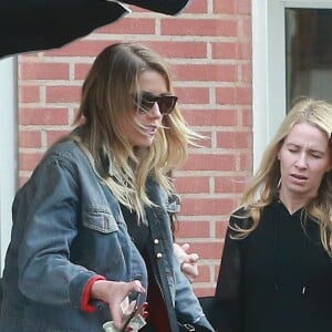 Exclusif - Amber Heard à Los Angeles. Amber vient juste de finaliser son divorce avec l'acteur Johnny Depp. Très souriante, elle plaisante et s'amuse avec ses amies. Le 14 janvier 2017