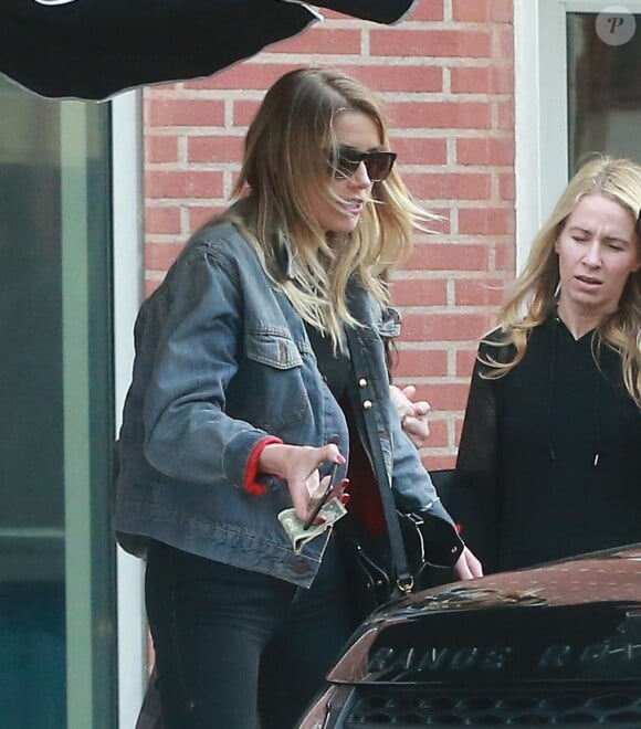 Exclusif - Amber Heard à Los Angeles. Amber vient juste de finaliser son divorce avec l'acteur Johnny Depp. Très souriante, elle plaisante et s'amuse avec ses amies. Le 14 janvier 2017